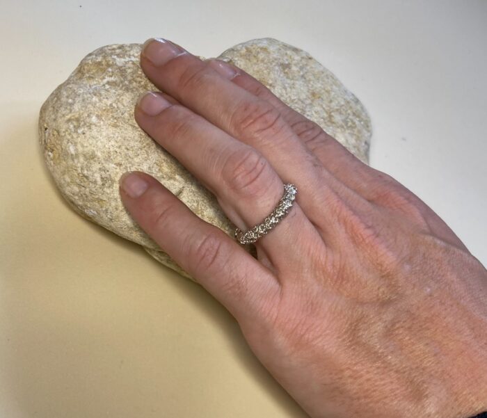 Anillo hilos entrelazados