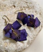 Pendientes morado con rombos colgantes hecho a mano in India