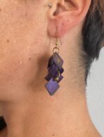 Pendientes violeta oscuro cuentas doradas, hechos en India.