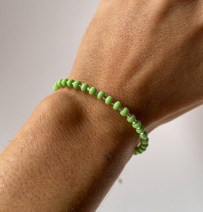 Pulsera perlas de colores y baño de plata