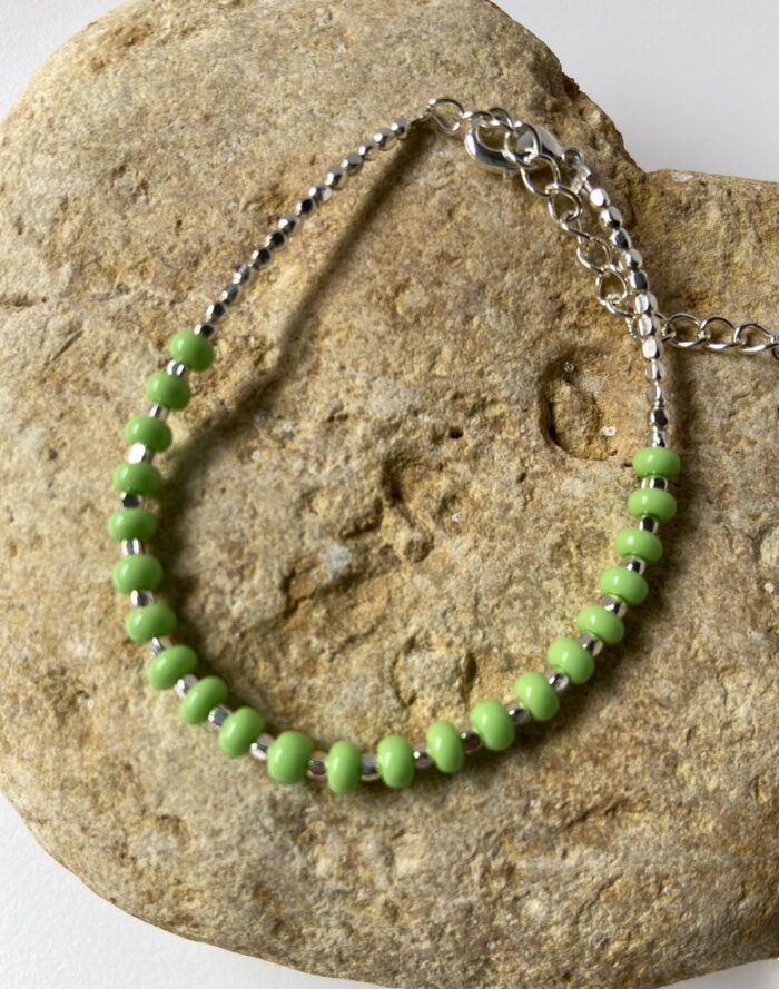 Pulsera perlas de colores y baño de plata