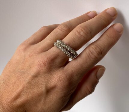 Anillo hilos entrelazados