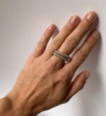 Anillo hilos entrelazados