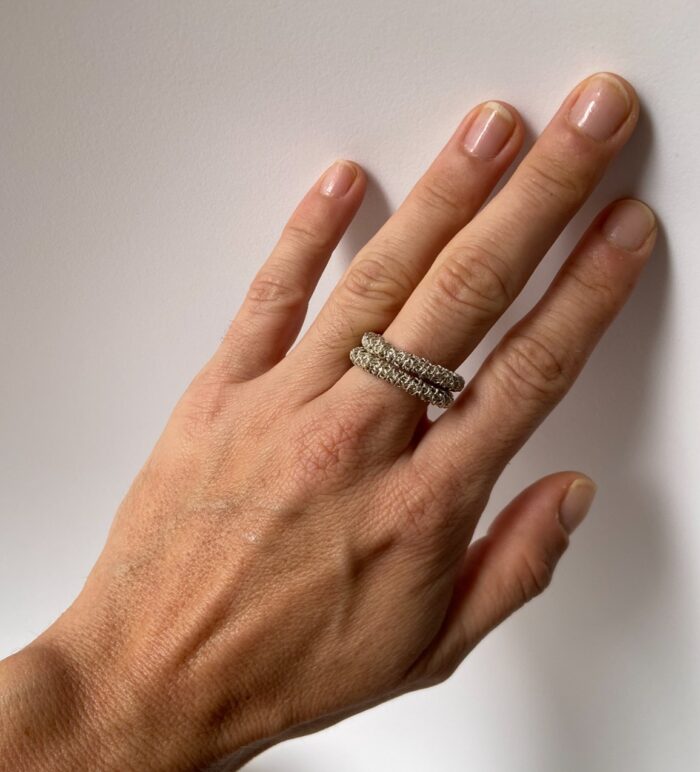Anillo hilos entrelazados