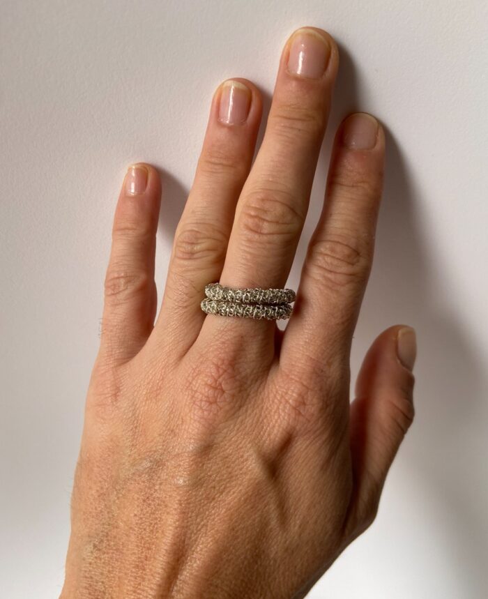 Anillo hilos entrelazados