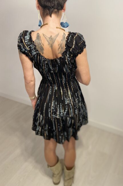 Vestido corto drapeado y elástico