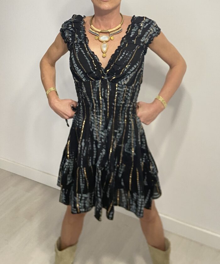 Vestido corto drapeado y elástico