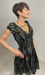 Vestido corto drapeado y elástico