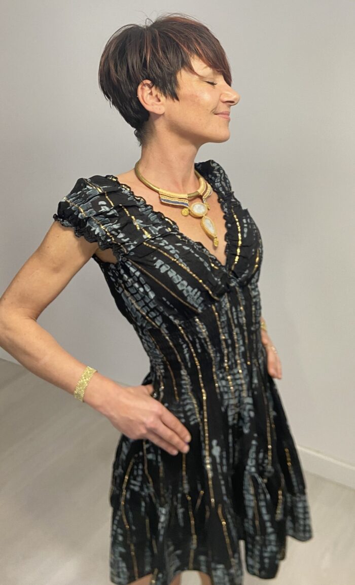 Vestido corto drapeado y elástico
