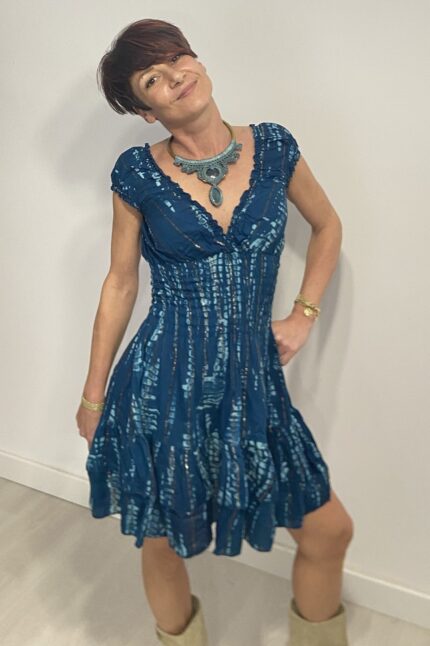 Vestido corto drapeado y elástico