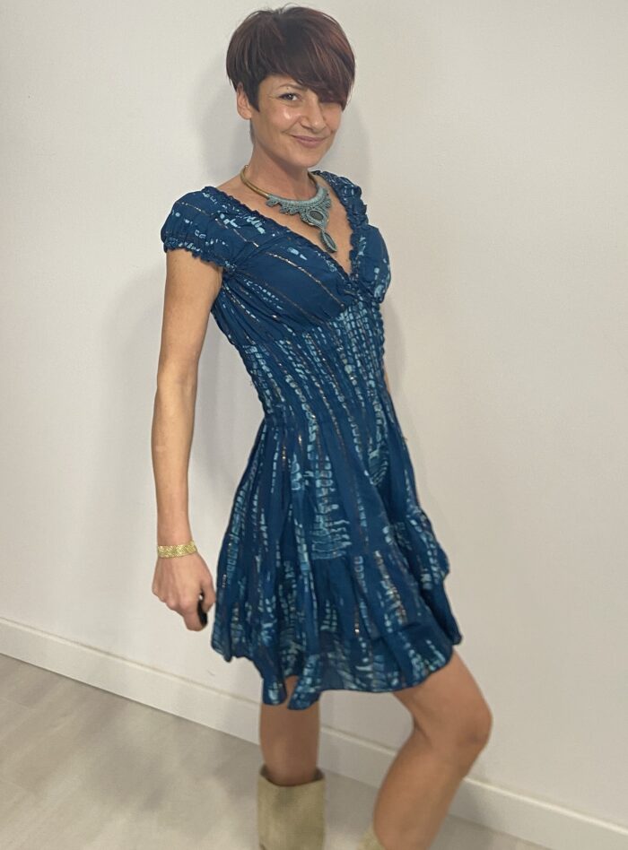 Vestido corto drapeado y elástico