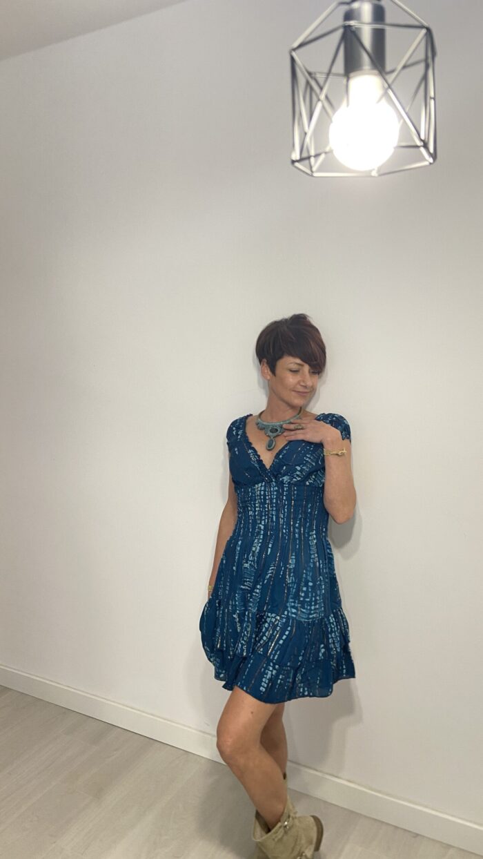Vestido corto drapeado y elástico