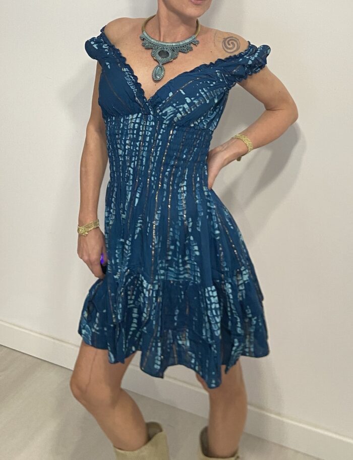 Vestido corto drapeado y elástico
