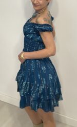 Vestido corto drapeado y elástico