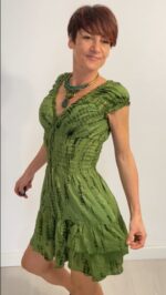 Vestido corto drapeado y elástico