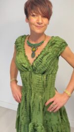 Vestido corto drapeado y elástico