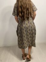 Vestido cómodo con bolsillos laterales en 100% algodón.