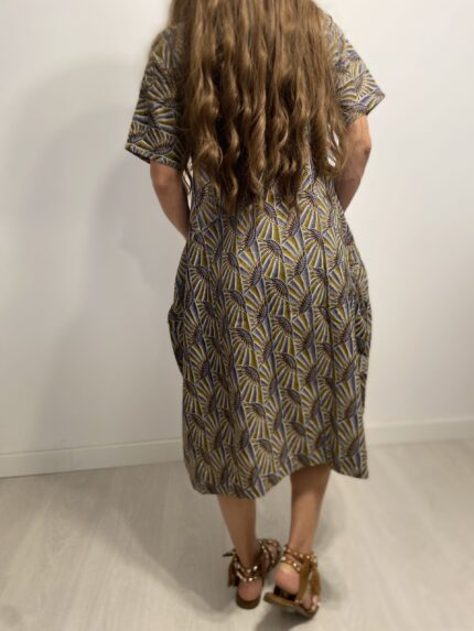 Vestido cómodo con bolsillos laterales en 100% algodón.