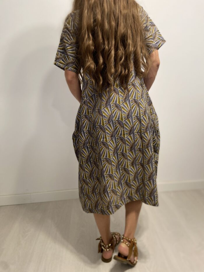 Vestido cómodo con bolsillos laterales en 100% algodón.