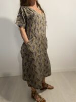 Vestido cómodo con bolsillos laterales en 100% algodón.