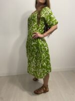 Vestido cómodo con bolsillos laterales en 100% algodón.