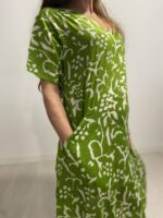 Vestido cómodo con bolsillos laterales en 100% algodón.