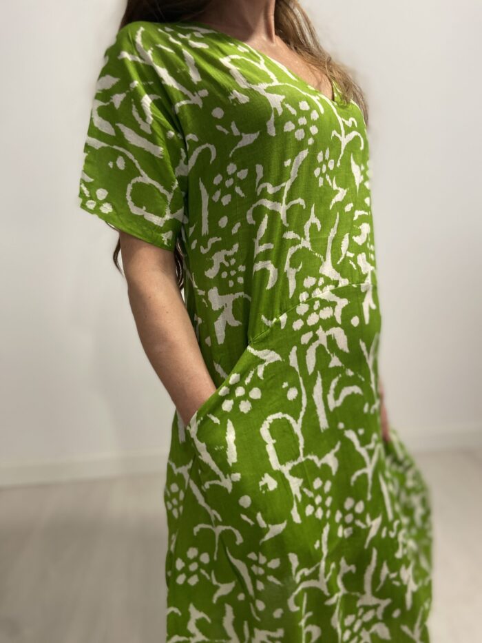 Vestido cómodo con bolsillos laterales en 100% algodón.