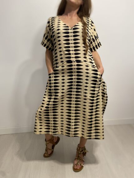 Vestido cómodo con bolsillos laterales en 100% algodón.