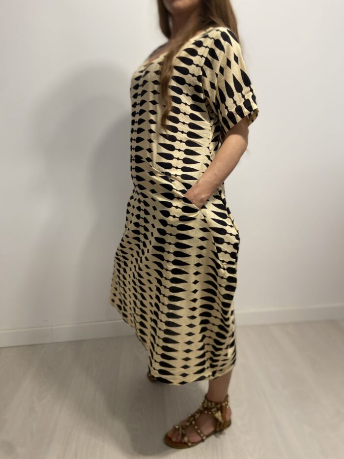 Vestido cómodo con bolsillos laterales en 100% algodón.