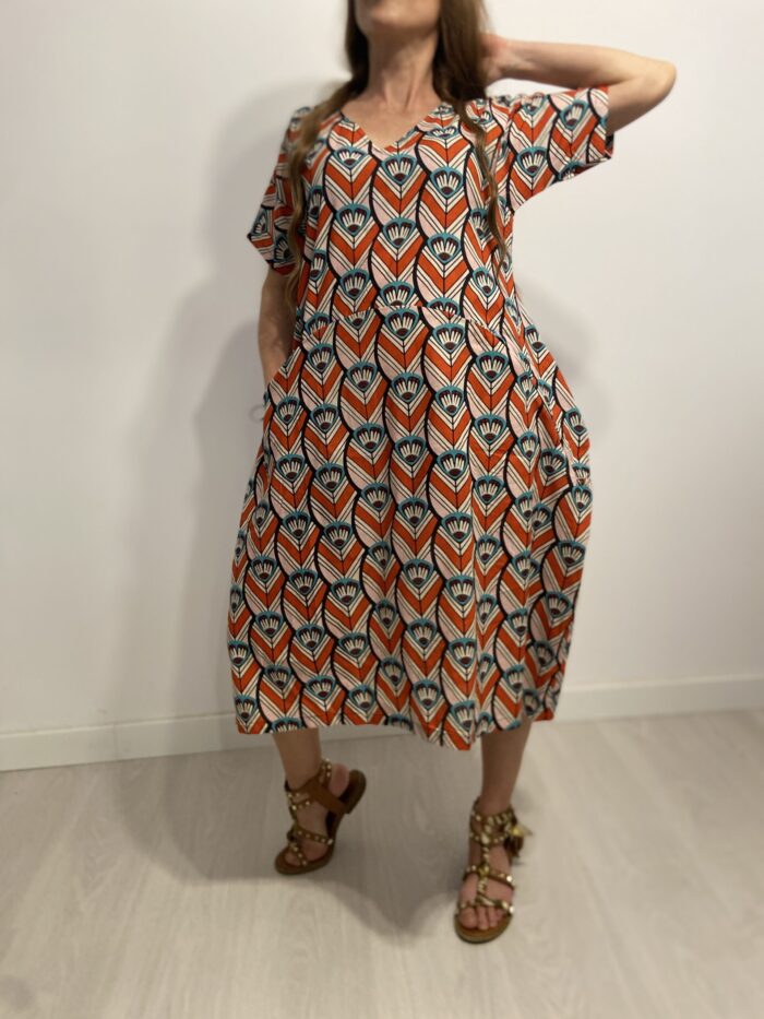 Vestido cómodo con bolsillos laterales en 100% algodón.