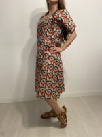 Vestido cómodo con bolsillos laterales en 100% algodón.