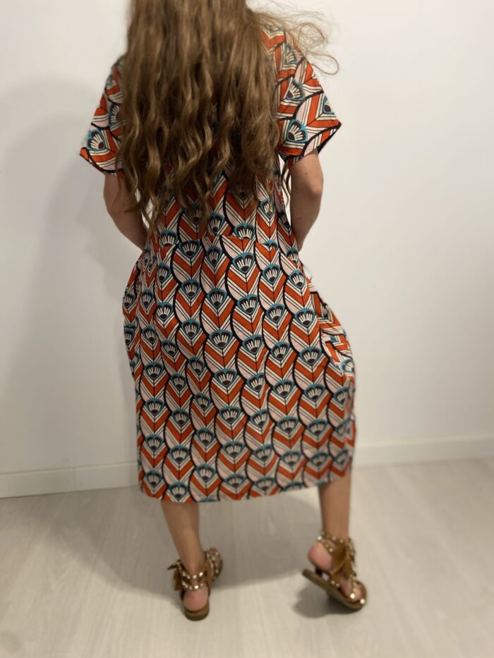 Vestido cómodo con bolsillos laterales en 100% algodón.