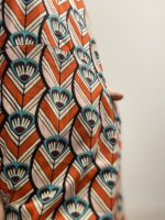 Vestido cómodo con bolsillos laterales en 100% algodón.