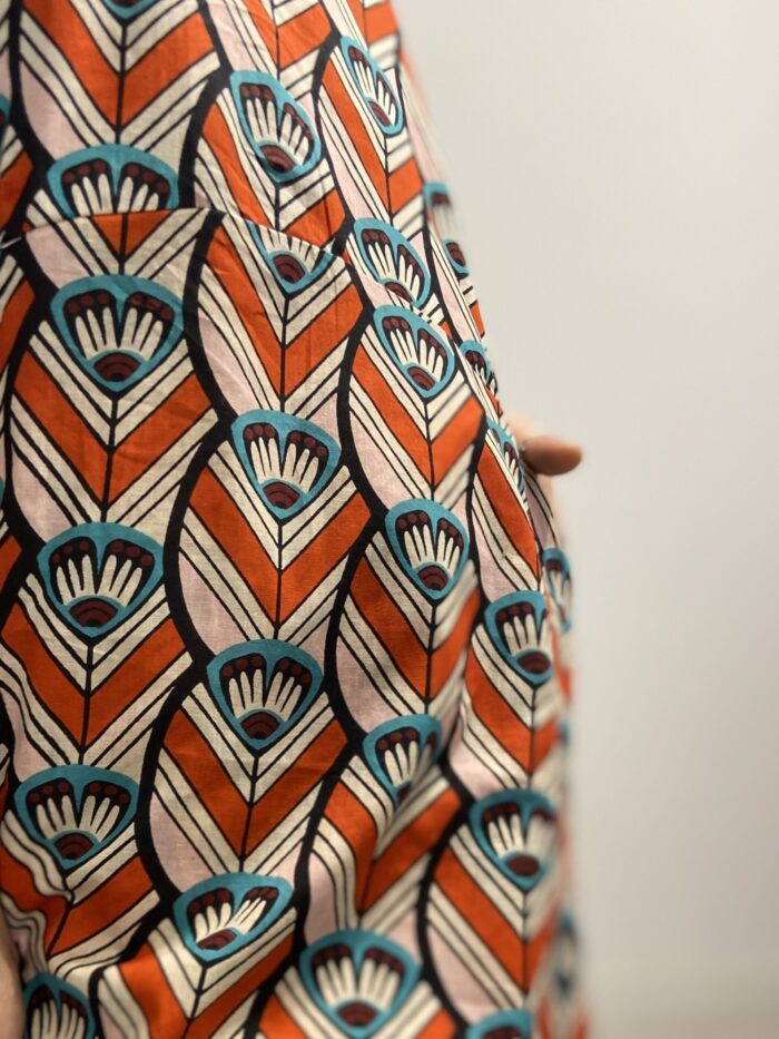 Vestido cómodo con bolsillos laterales en 100% algodón.