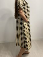 Vestido cómodo con bolsillos laterales en 100% algodón.