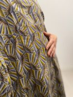 Vestido cómodo con bolsillos laterales en 100% algodón.