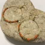 Pendientes de aro con cuentas de colores