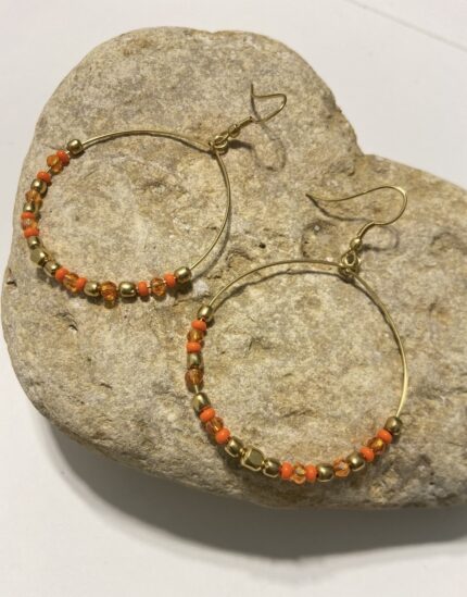 Pendientes de aro con cuentas de colores