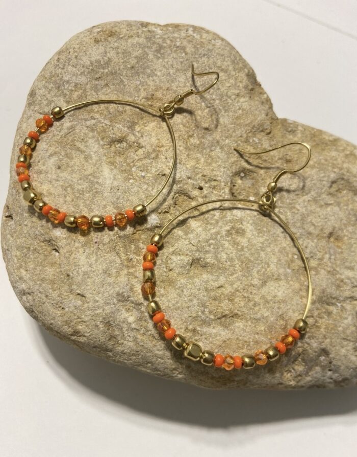 Pendientes de aro con cuentas de colores