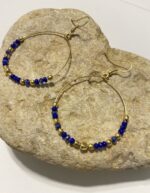 Pendientes de aro con cuentas de colores