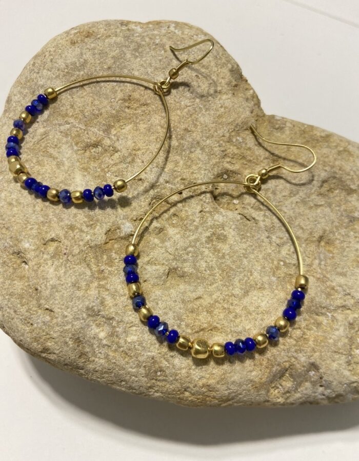 Pendientes de aro con cuentas de colores