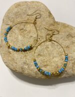 Pendientes de aro con cuentas de colores