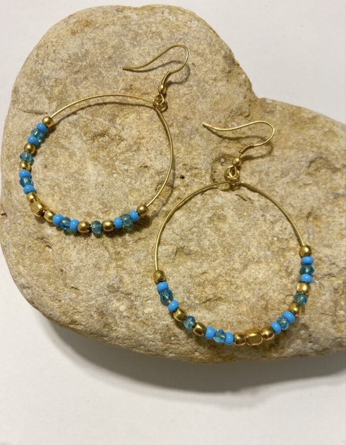Pendientes de aro con cuentas de colores