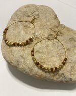 Pendientes de aro con cuentas de colores