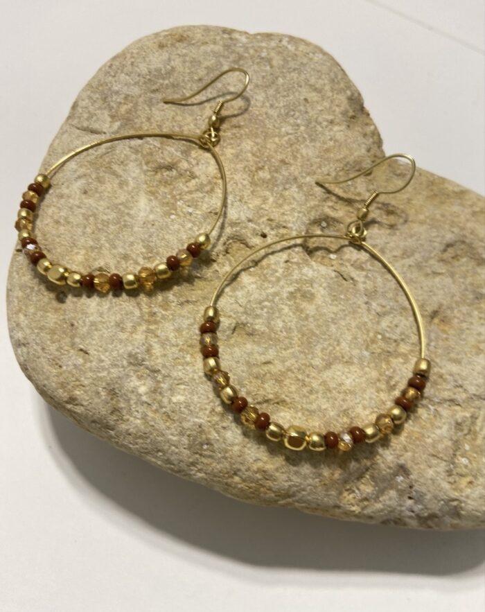 Pendientes de aro con cuentas de colores