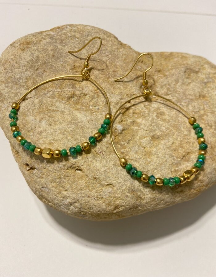 Pendientes de aro con cuentas de colores