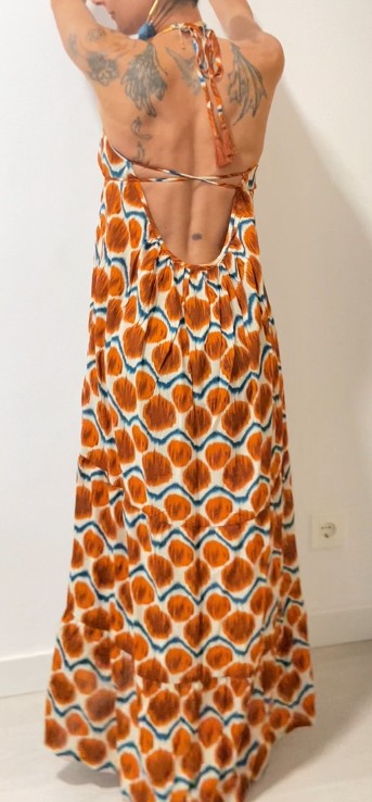 Aurora, el vestido largo boho-chic de 100% rayón, con lazos ajustables bajo el busto y detrás del cuello.