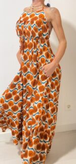 Aurora, el vestido largo boho-chic de 100% rayón, con lazos ajustables bajo el busto y detrás del cuello.