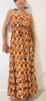 Aurora, el vestido largo boho-chic de 100% rayón, con lazos ajustables bajo el busto y detrás del cuello.