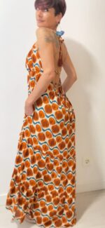 Aurora, el vestido largo boho-chic de 100% rayón, con lazos ajustables bajo el busto y detrás del cuello.